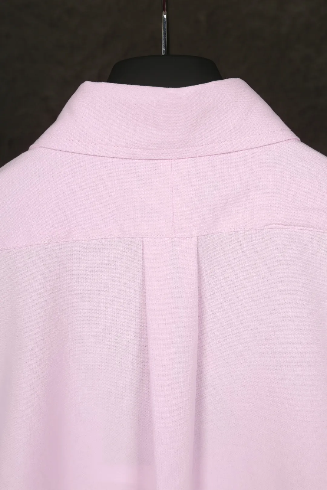 P230 Actual photo [Evergreen for all seasons] Style number: 25011# Color: Navy red label/original blue/original white/matte pink/khaki/charcoal gray/black/dark blue white label Size: S to Face 100 cotton oxford spun, pre-laundering treatment, tight and soft texture ✅ - Custom dyed original pearlescent white buttons with different sizes ✅ - Special shaped chiffon foil included in the collar door tube, not easy to deform and pull ✅ - RL classic version of oxford spun shirt, thick and crisp feeling brought by oxford cloth, can be worn alone as an outer layer, can be matched with all seasons, practical wear, a must-have item in the wardrobe, start with eyes closed